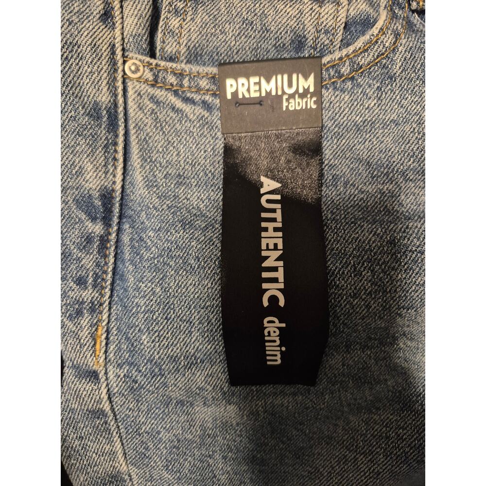 Simple Society NWT High Rise Distressed Mom Jeans | Angel Belt | Light Wash - Picture 12 of 15
